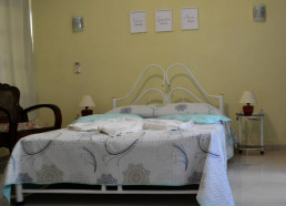 Habitación con cama doble